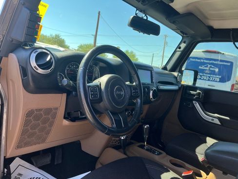 Used 2014 Jeep Wrangler Unlimited Sahara w/ Connectivity Group AWD/4WD image 21