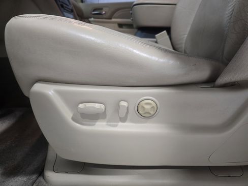 Used 2010 Cadillac Escalade Luxury image 14