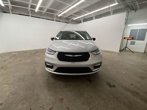 Used 2024 Chrysler Pacifica Touring-L FWD image 9
