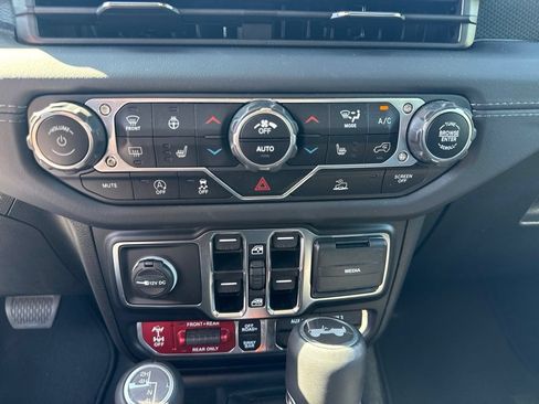 Used 2024 Jeep Wrangler Unlimited Rubicon w/ Technology Group AWD/4WD image 17