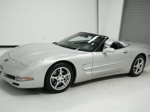 Used 2004 Chevrolet Corvette Convertible w/ Preferred Equipment Group image 8