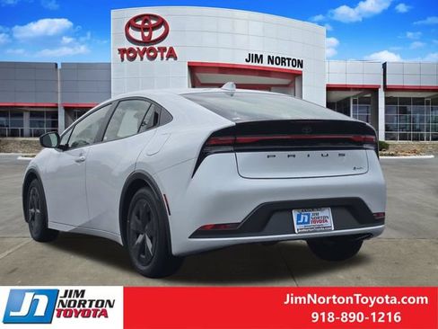 Used 2025 Toyota Prius LE FWD image 5
