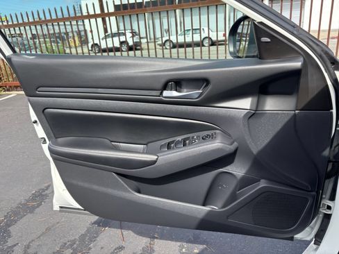 Used 2025 Nissan Altima 2.5 SV FWD image 18