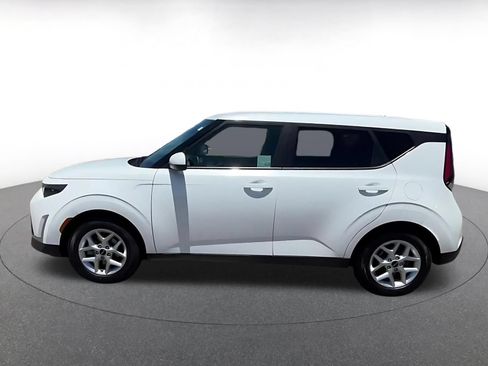 Used 2025 Kia Soul LX w/ LX Technology Package FWD image 9