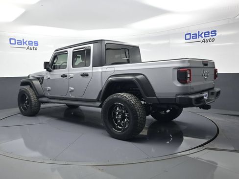 Used 2020 Jeep Gladiator Overland AWD/4WD image 6