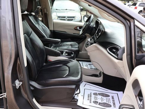 Used 2021 Chrysler Voyager Lxi FWD image 27