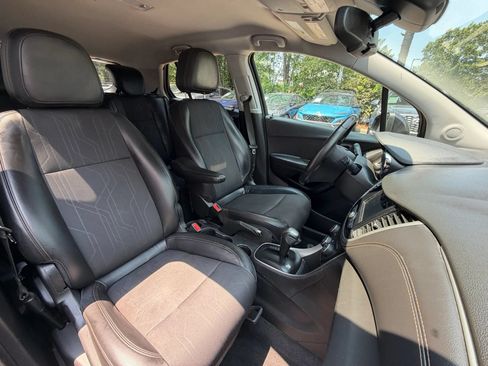 Used 2019 Chevrolet Trax LT w/ LT Convenience Package FWD image 9