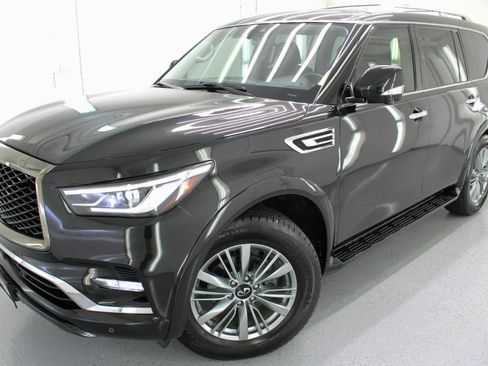 Used 2021 INFINITI QX80 Luxe w/ All-Season Package RWD image 2