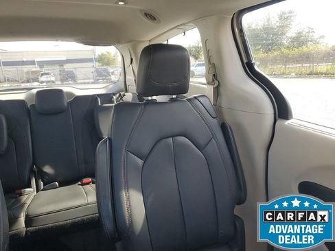 Used 2017 Chrysler Pacifica Touring-L w/ Tire & Wheel Group image 15