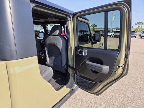 New 2026 Jeep Gladiator Sport AWD/4WD image 17