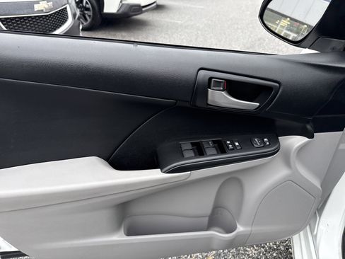 Used 2014 Toyota Camry L image 18