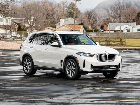 Used 2024 BMW X5 xDrive40i w/ Premium Package image 3