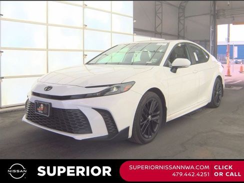 Used 2025 Toyota Camry SE w/ Convenience Package image 1