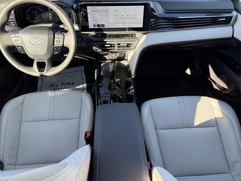 Used 2025 Toyota Camry XLE image 14