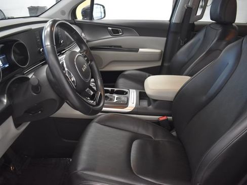 Used 2024 Kia Carnival LX FWD image 18