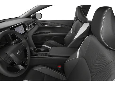 Used 2025 Toyota Camry SE image 6