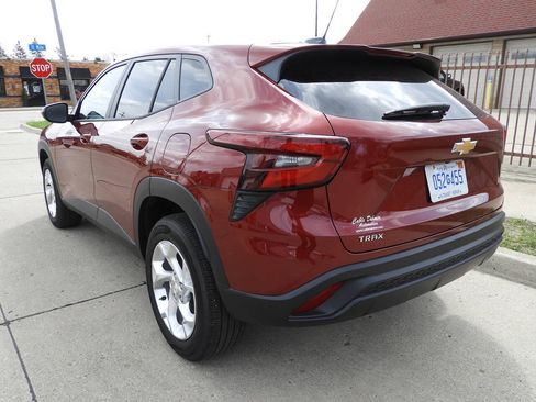 Used 2025 Chevrolet Trax LS w/ LS Convenience Package FWD image 7