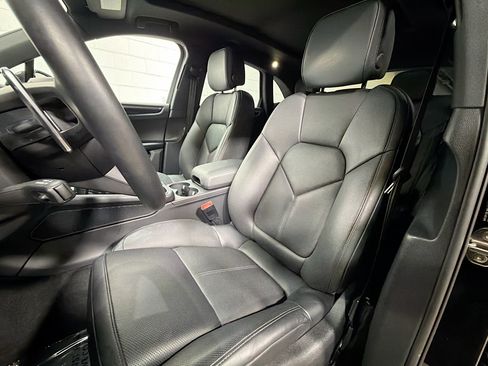 Certified 2026 Porsche Macan AWD/4WD image 5