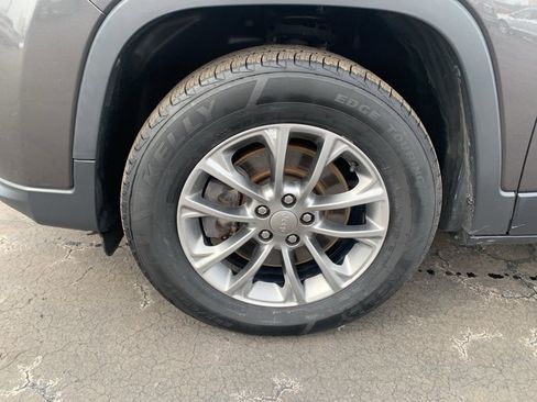 Used 2019 Jeep Cherokee Latitude Plus w/ Comfort/Convenience Group image 12