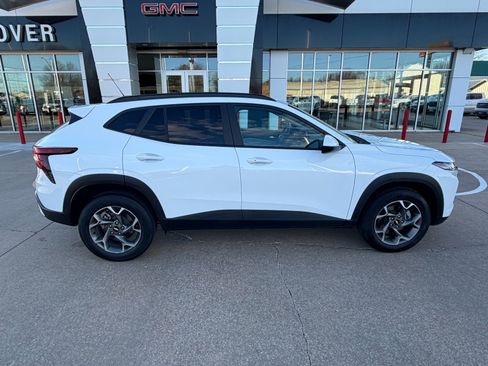 Certified 2025 Chevrolet Trax LT w/ LT Convenience Package image 23