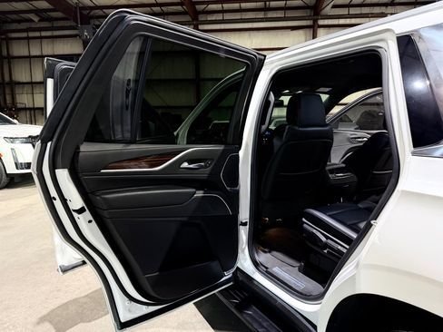 Used 2022 Cadillac Escalade Luxury AWD/4WD image 16