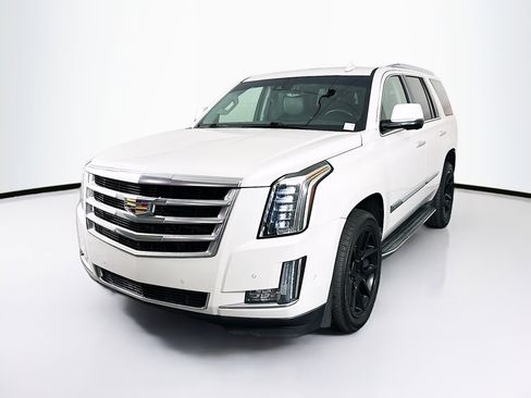 Used 2017 Cadillac Escalade Luxury RWD image 3