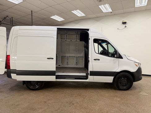Used 2025 Mercedes-Benz Sprinter 2500 image 8