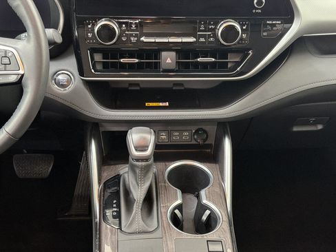 Used 2023 Toyota Highlander Platinum FWD image 18