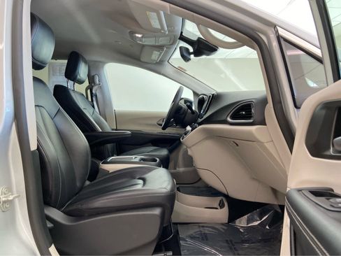 Used 2024 Chrysler Pacifica Touring-L FWD image 19