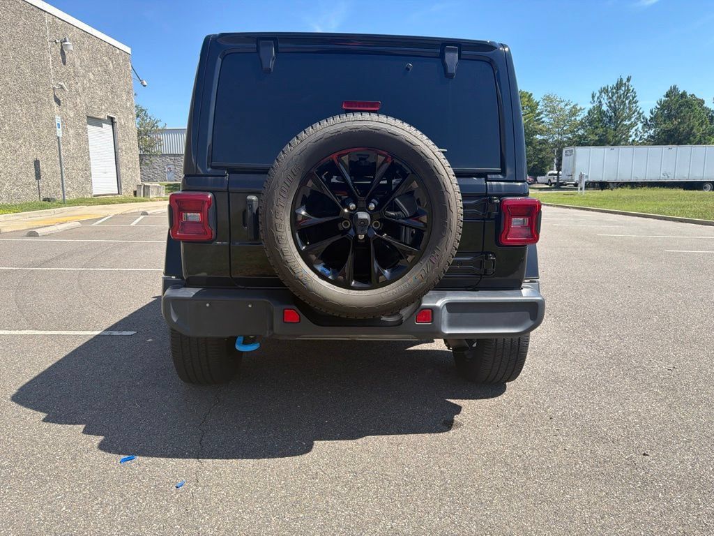 Used 2022 Jeep Wrangler Unlimited Sahara w/ Cold Weather Group AWD/4WD image 6