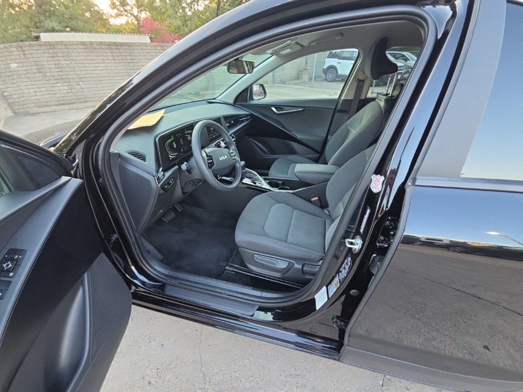 Used 2025 Kia Niro LX FWD image 4