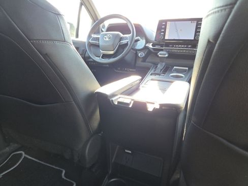 Used 2023 Toyota Sienna XSE FWD image 28
