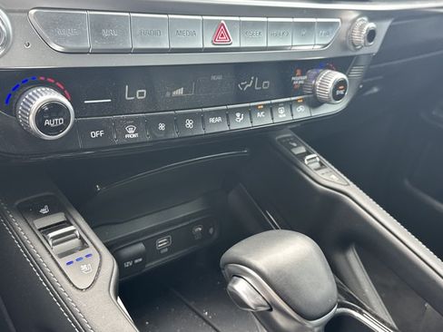 Certified 2024 Kia Telluride EX w/ EX Captain's Chair Package FWD image 37