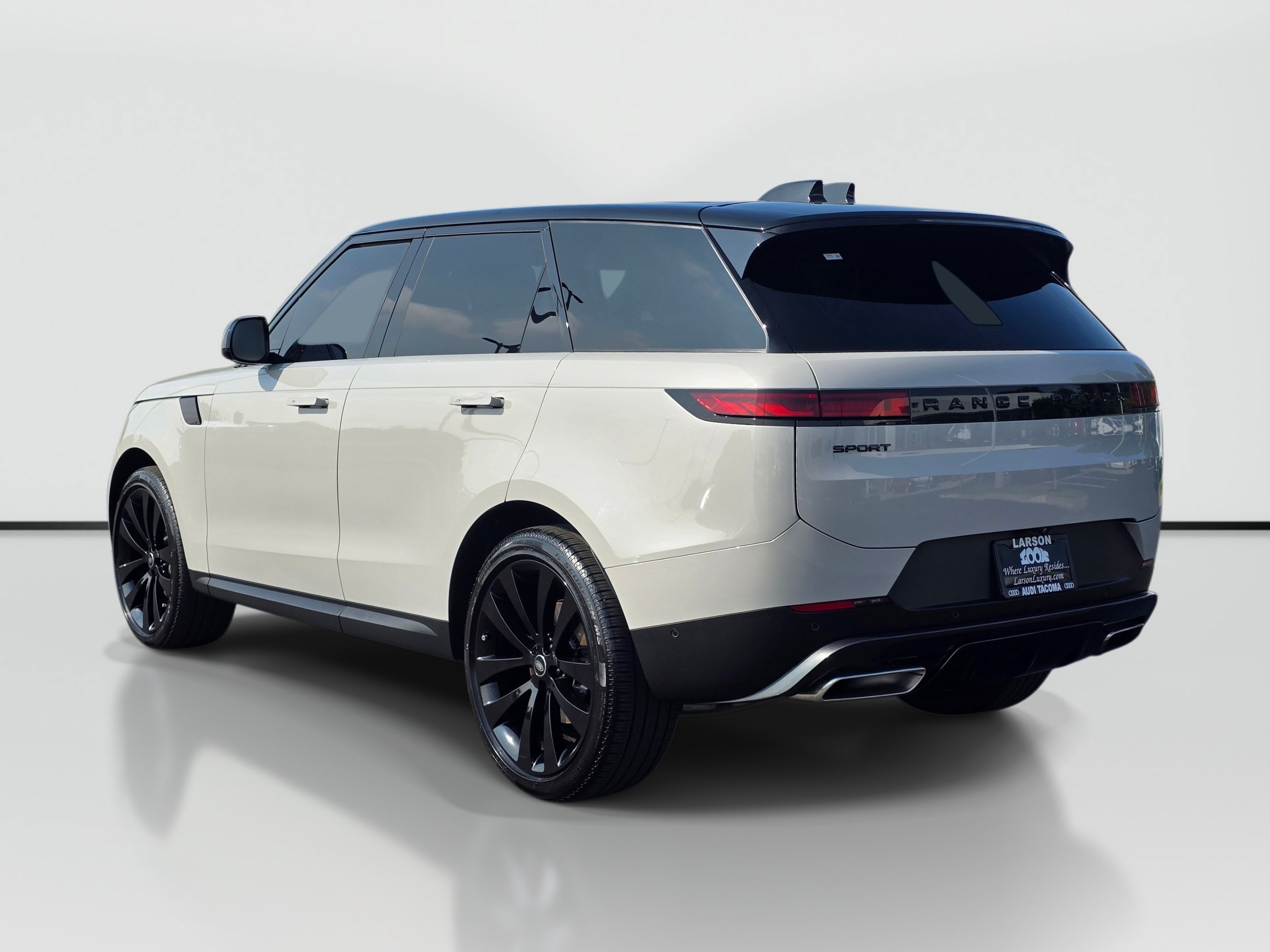 Used 2025 Land Rover Range Rover Sport SE AWD/4WD image 3