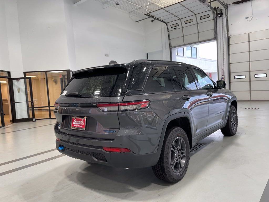 New 2024 Jeep Grand Cherokee Trailhawk w/ Advanced Protech Group II AWD/4WD image 5