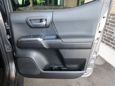 Used 2021 Toyota Tacoma TRD Sport w/ Technology Package RWD image 39