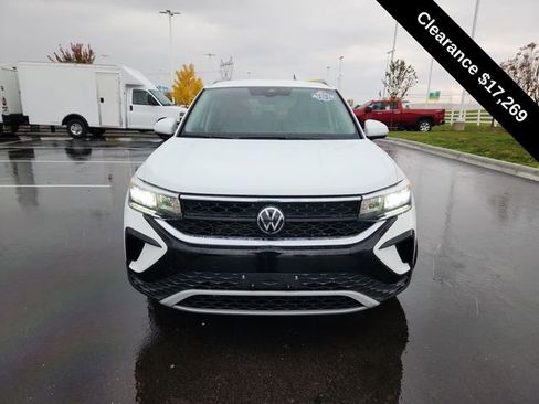 Used 2024 Volkswagen Taos SE image 2