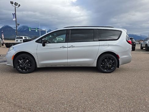New 2026 Chrysler Pacifica Limited w/ S Appearance Package image 4