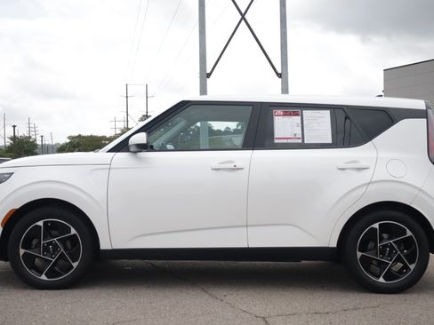 Used 2023 Kia Soul EX FWD image 2