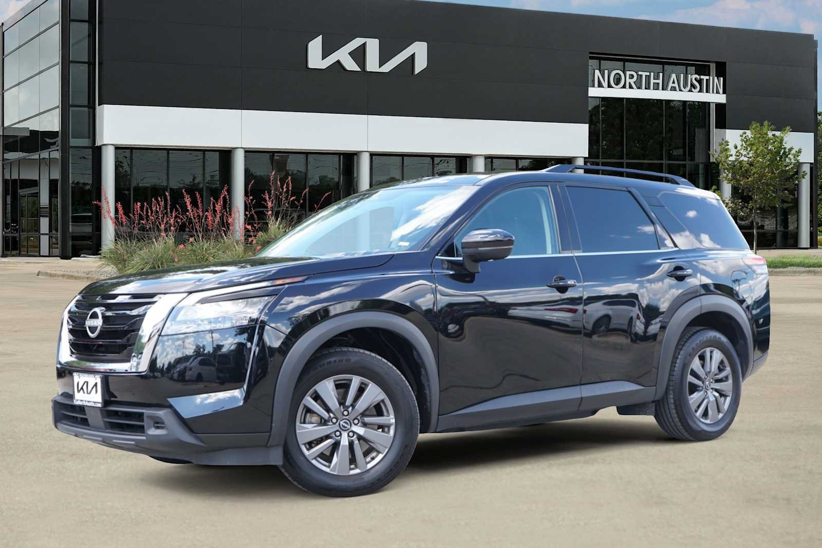 Used 2024 Nissan Pathfinder SV FWD image 1