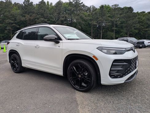 New 2026 Volkswagen Tiguan SE R-Line FWD image 2