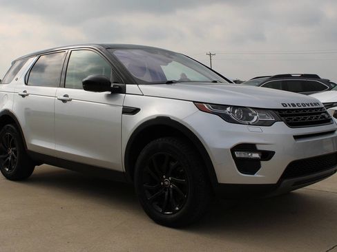 Used 2018 Land Rover Discovery Sport SE image 3