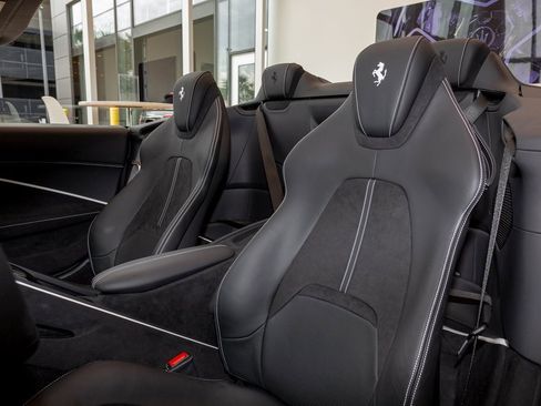 Used 2024 Ferrari Roma Spider image 17