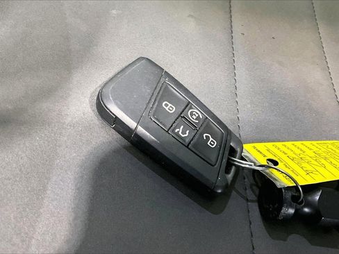 Used 2022 Volkswagen Taos SE w/ Panoramic Sunroof Package image 11