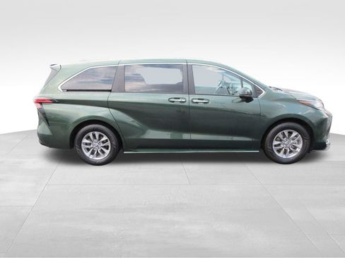 Used 2022 Toyota Sienna XLE AWD/4WD image 6