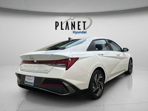 Certified 2025 Hyundai Elantra Limited FWD image 7