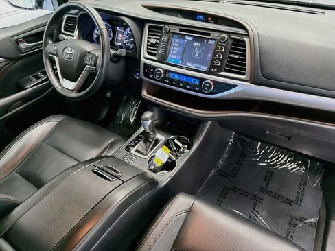 Used 2018 Toyota Highlander XLE FWD image 12