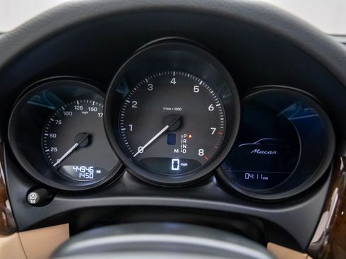Certified 2023 Porsche Macan image 20