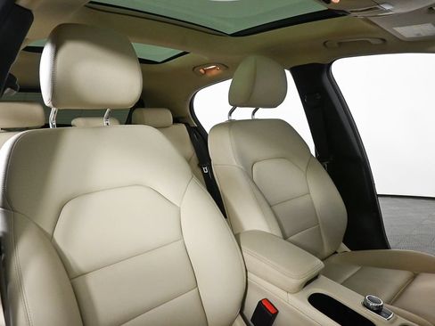 Certified 2020 Mercedes-Benz GLA 250 4MATIC image 23