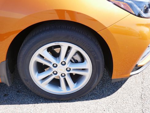 Used 2017 Chevrolet Cruze LT w/ Sun And Sound Package FWD image 5